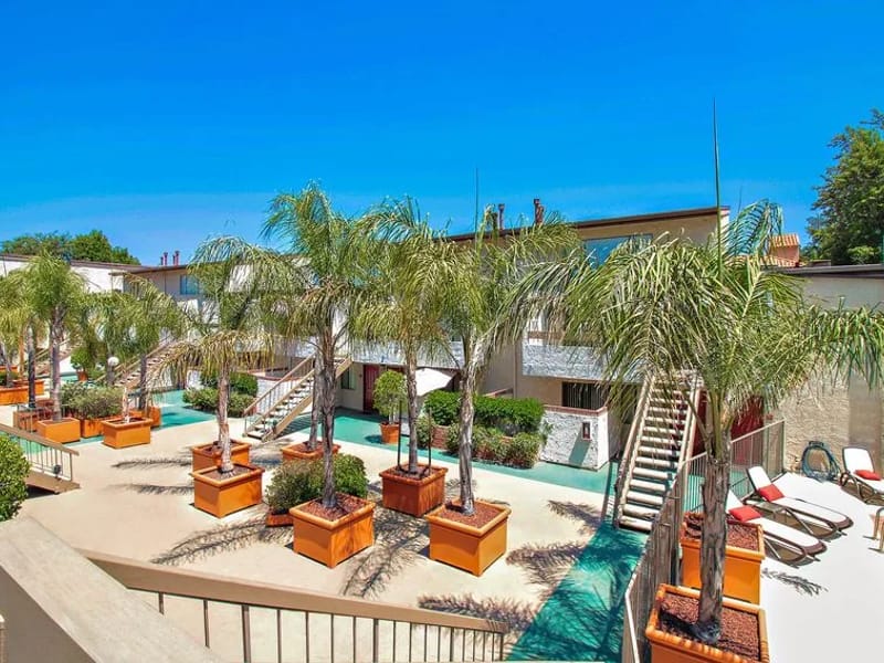 Chateau Of Oaks - Assisted Living in Sherman Oaks, CA photo 3