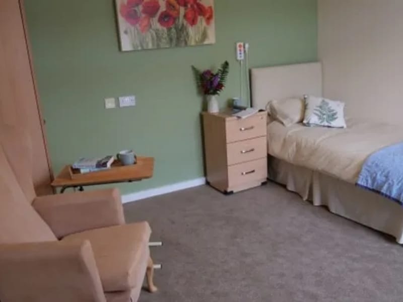 Lansdowne Hill Care Home - Nursing Home in Swindon, England photo 2