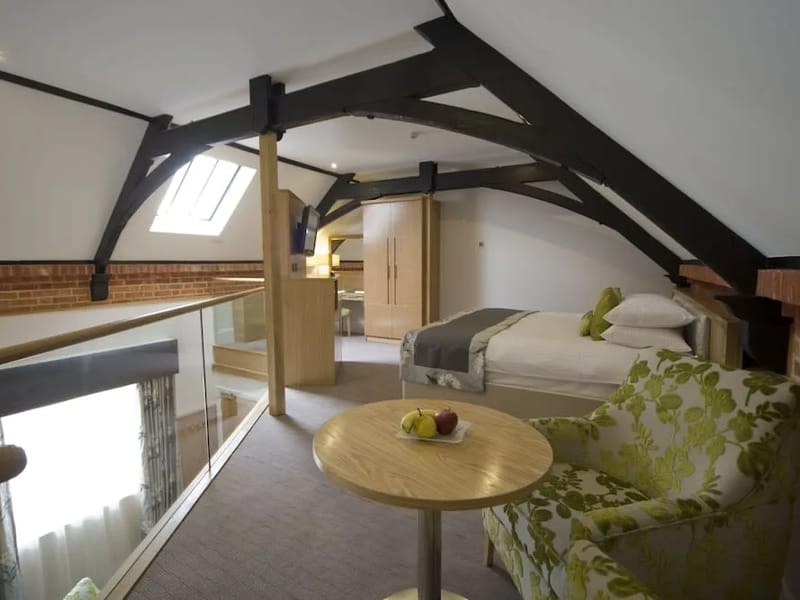 Oakley Lodge in Basingstoke, England photo 3