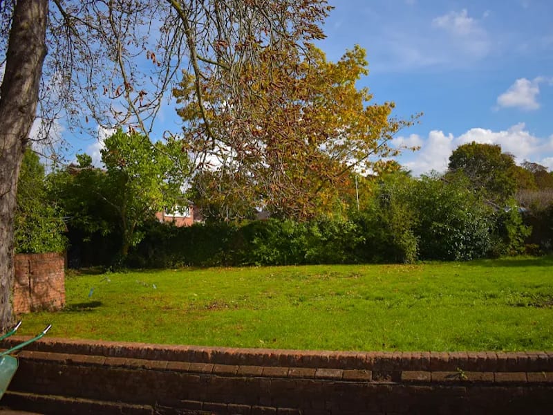 Vine Lodge in Uxbridge, England photo 3