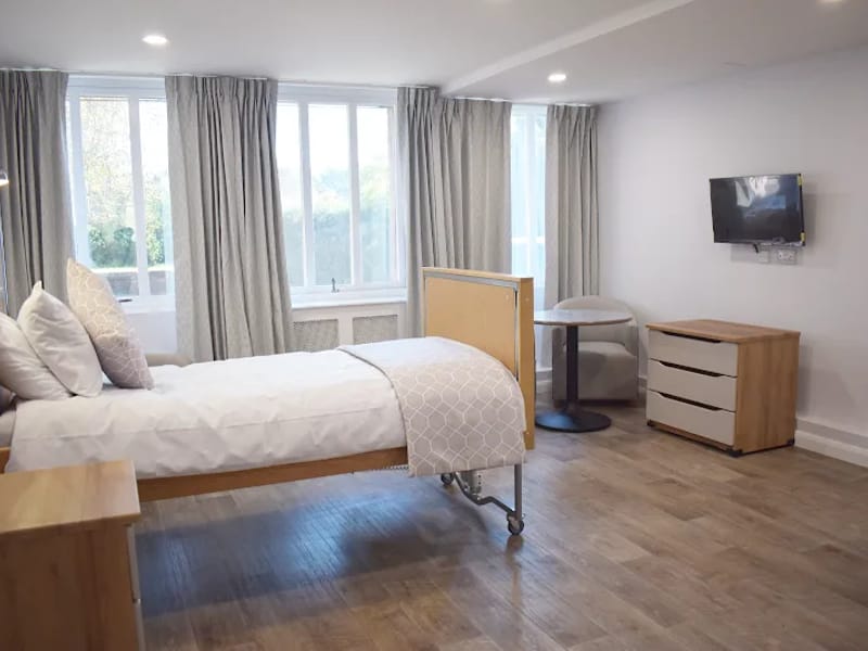 Vine Lodge in Uxbridge, England photo 1