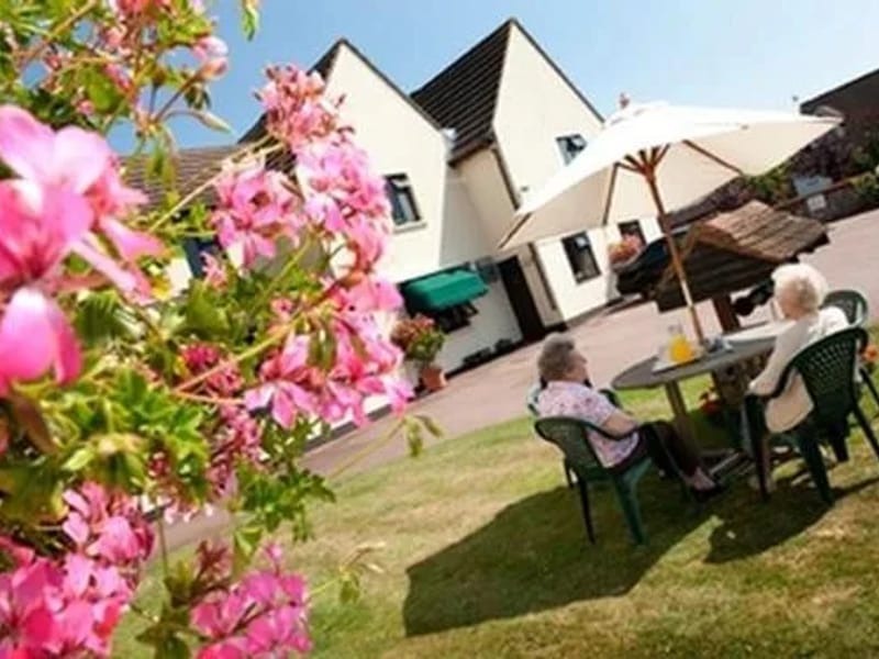 Hollymead House - Assisted Living in Bognor Regis, England photo 2