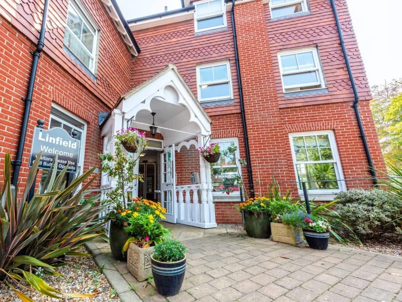 Linfield House - Nursing Home in Worthing, England photo 2