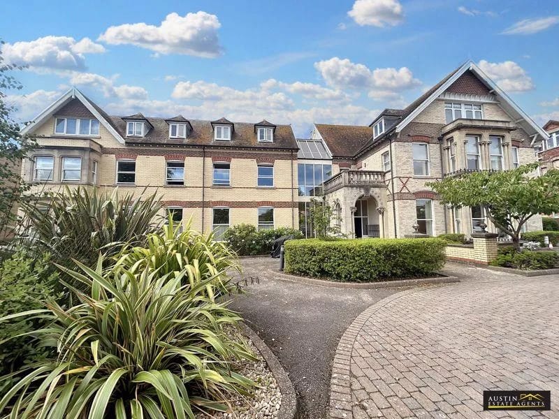 2 Victory Court - Assisted Living in Dorchester, England photo 2