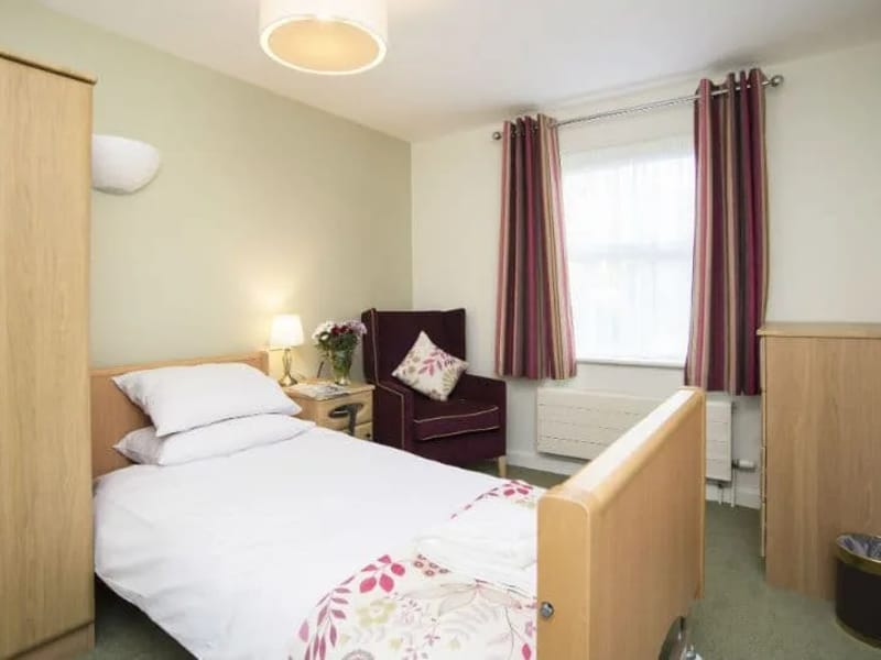 Amberley Lodge - Purley - Assisted Living in Purley, England photo 3
