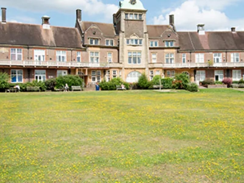 Mount Vernon Cancer Centre - Hospital in Northwood, England photo 2