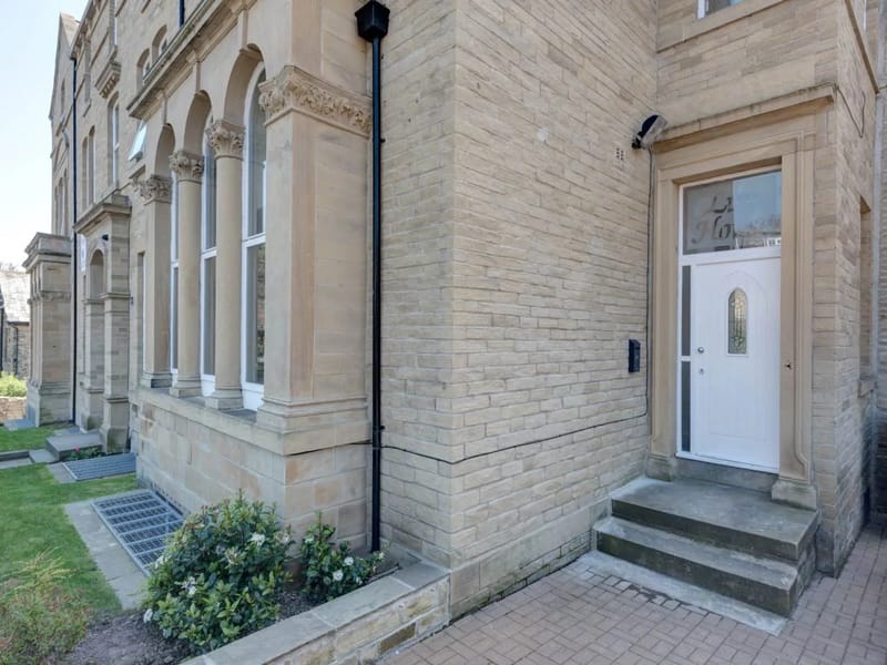 Emm Lane Care Home - Assisted Living in Bradford, England photo 3