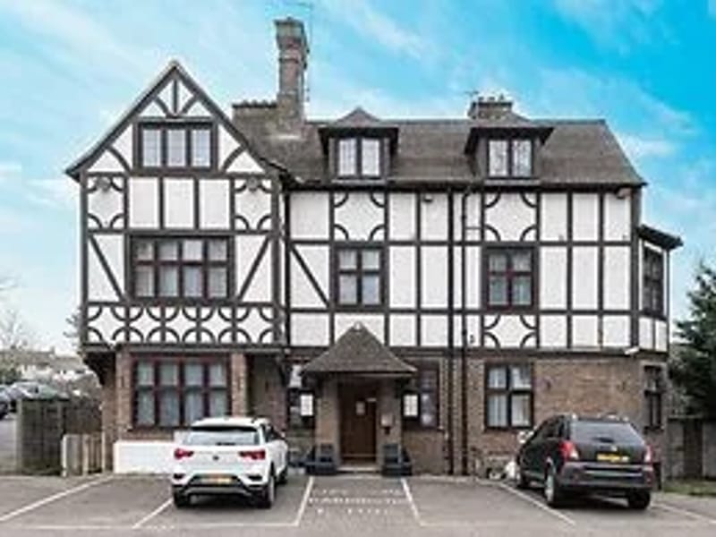 Queens Lodge - Assisted Living in Crawley, England photo 2