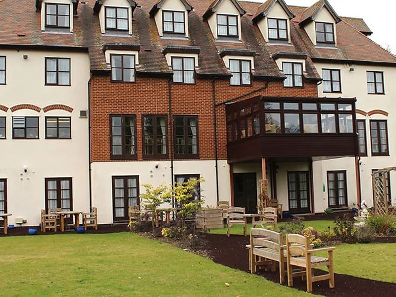 Meadowbanks Care Home - Nursing Home in Upminster, England photo 3