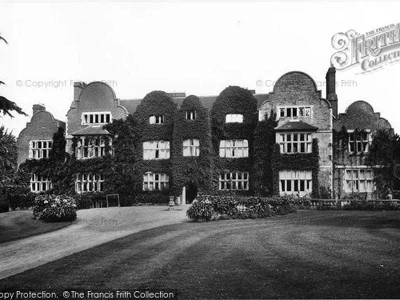 Bales Court - Assisted Living in Dorking, England photo 3