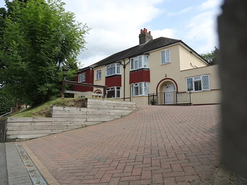 Bracken Lodge - Assisted Living in Caterham, England photo 3