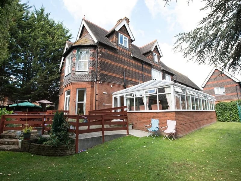 The Vale Residential Care Home - Nursing Home in Maidstone, England photo 2