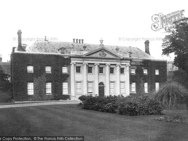 Weald Hall Residential Home - Nursing Home in Epping, England photo 2