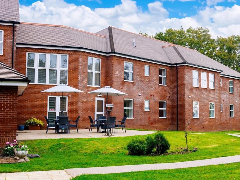 Longcroft Residential Care Home - Nursing Home in Wickford, England photo 3