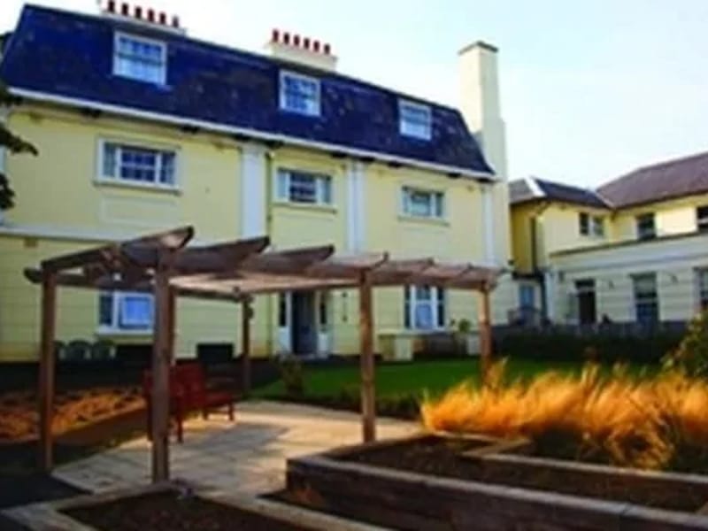 Mewsbrook House - Nursing Home in Littlehampton, England photo 2