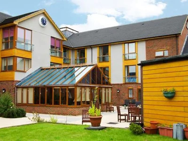 Mulberry Court in Luton, England photo 3