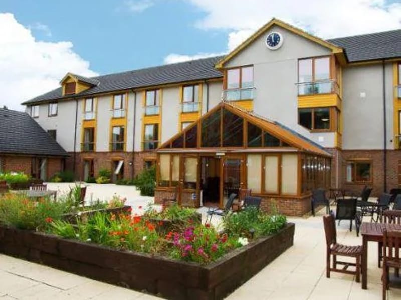 Mulberry Court in Luton, England photo 2