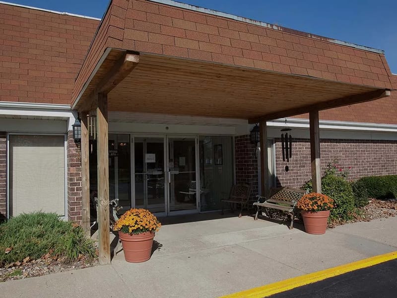 Carlinville Rehab & Hcc - Nursing Home in Carlinville, IL photo 2